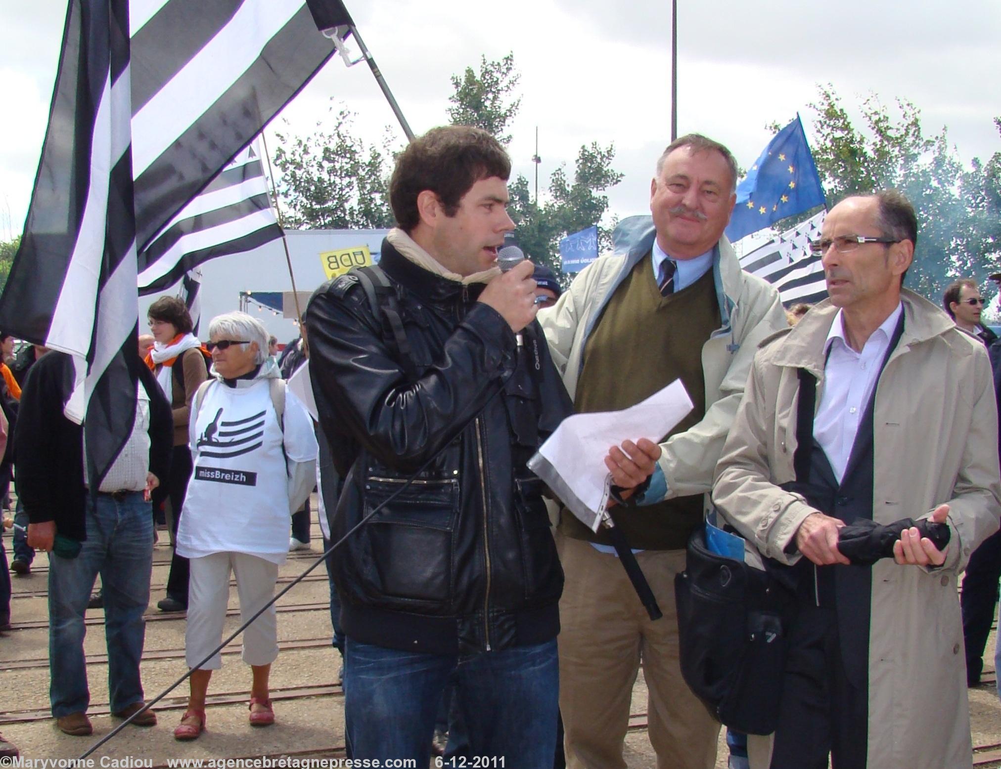 18 juin 2011 Bretagne en Résistance à Nantes. Jean-François Le Bihan entre Thierry Jolivet à la communication et Paul Loret alors président.