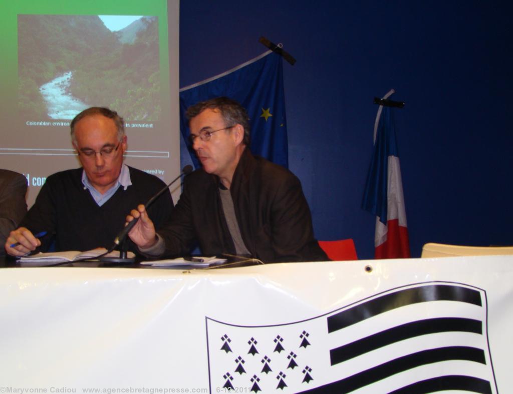 Alain Peigné et Didier Berhault – de l\'Île de France – ayant posé leur candidature pour le conseil d\'administration se présentent à la salle.