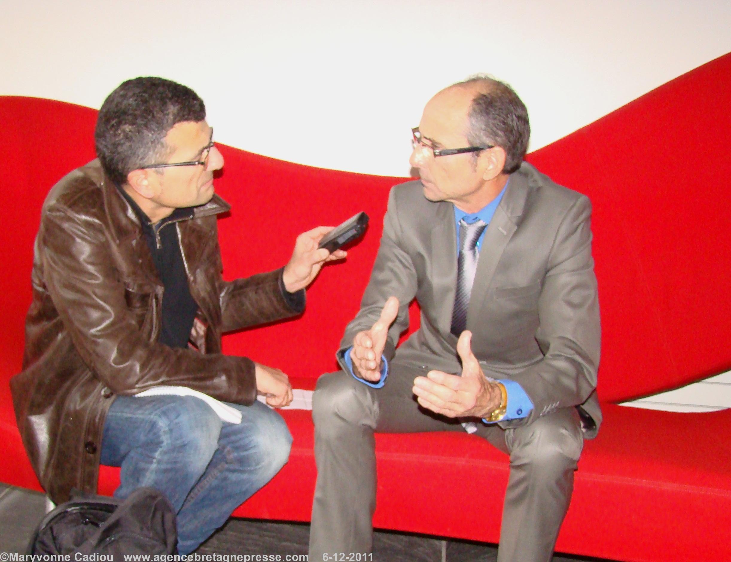 Paul Loret est interrogé par le journaliste de <i>Ouest France</i> après le repas.