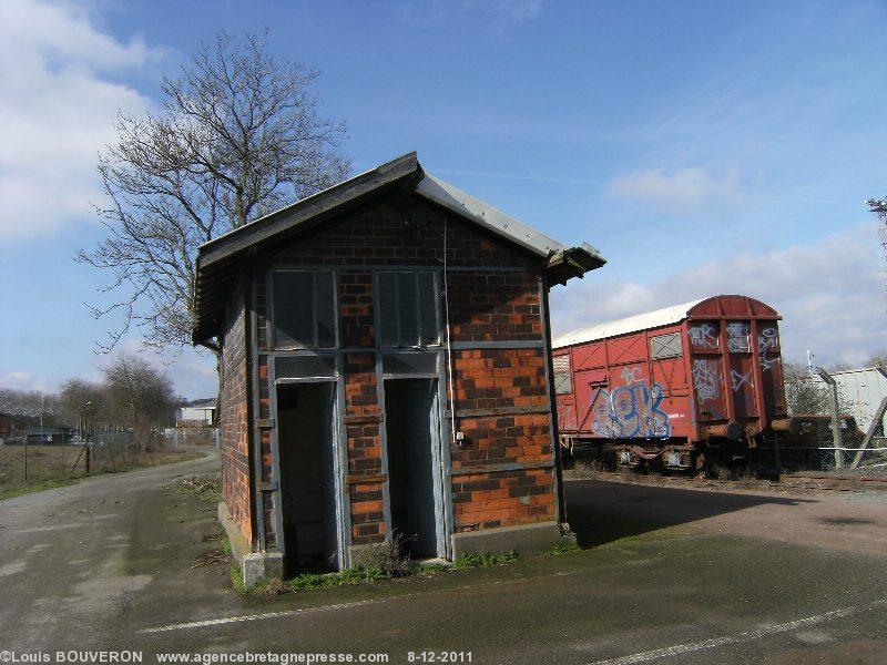 Ou ce petit édicule en gare de Nantes-Etat. Cette cabane de \"lieux d\'aisance\" un des seuls bâtiments rescapés des bombardements.