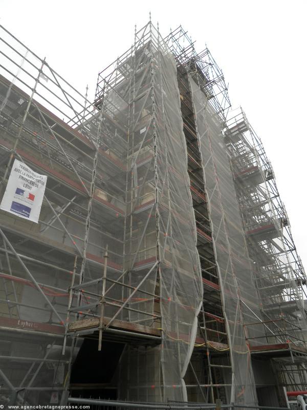 La façade sous échafaudages jusqu\'en avril 2012.