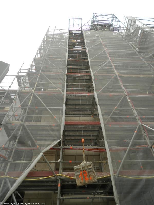 Numérotées  un à un  les blocs devant être remplacés par d\'autres taillés à l\'identique sont descendus au bout d\'une corde.