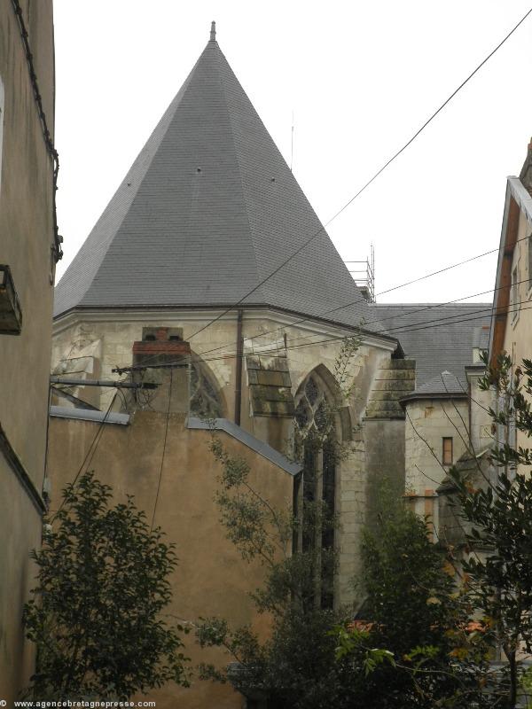 Le chevet à pans de la chapelle est d\'origine. On peut le voir depuis une cour qui se mue en jardin au coeur de la ville.