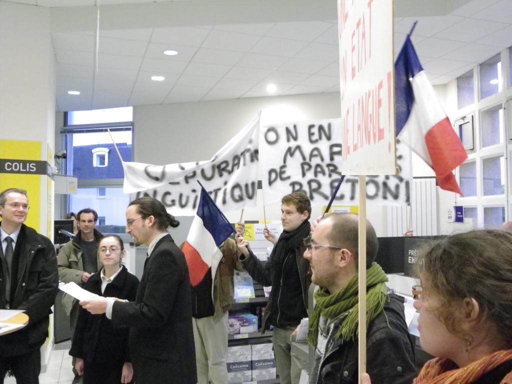 Aï\'ta Gwengamp à la Poste de Gwengamp/Guingamp pour défendre le “tout langue française” le 22 décembre 2011.