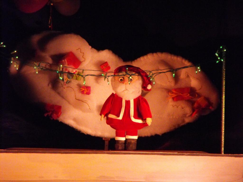 Marionnette du Père Noël lors du
spectacle \"La sorcière qui détestait Noël\"