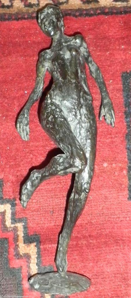 Les hommes d\'André HOGOMMAT sont nées du dialogue des tensions entre l\'artiste et son sujet entre l\'Homme et son environnement entre sa volonté et son action.