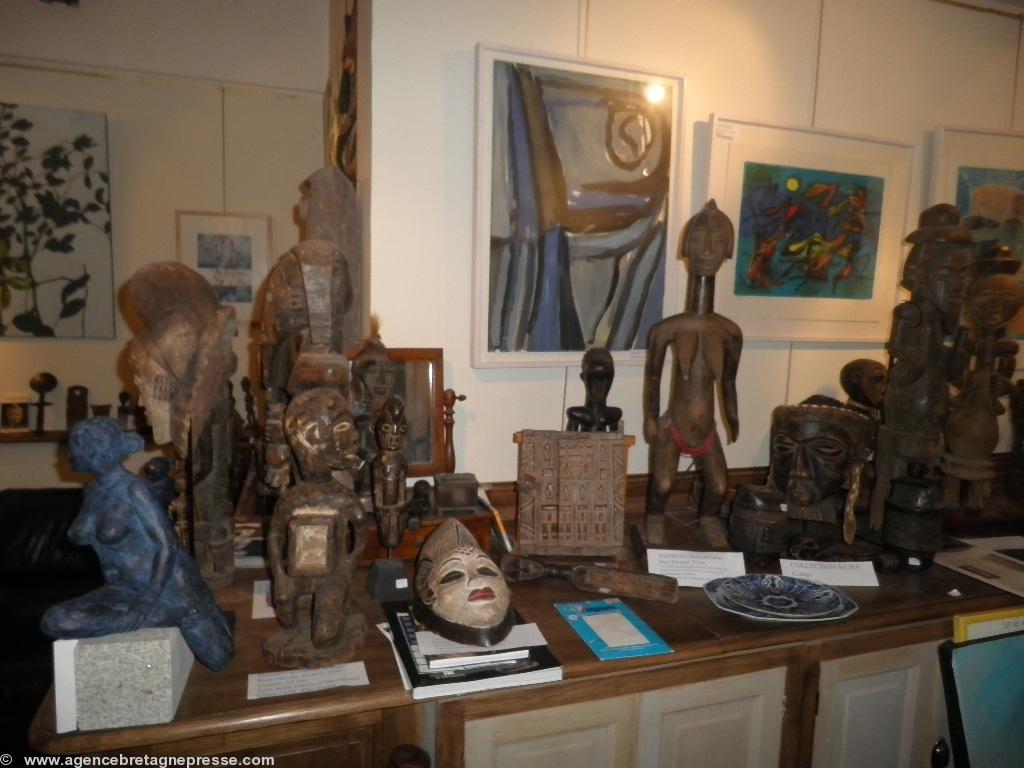 La galerie possède une riche collection de masques africains et d\'oeuvres des arts premiers.