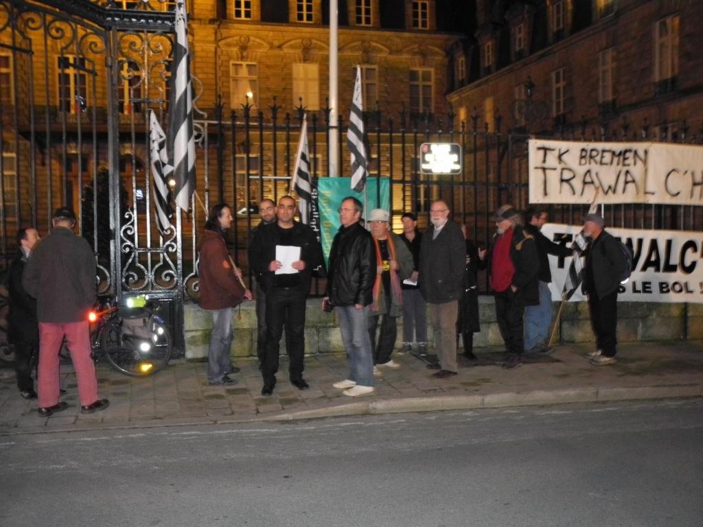 Prises de parole lors du rassemblement devant la préfecture du Morbihan Vannes.