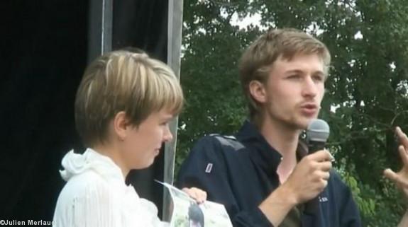 Yaroslav Nikitenko (à droite) et Evgenia Tchirikova au rassemblement anti-aéroport de Notre-Dame-des-Landes de juillet 2011