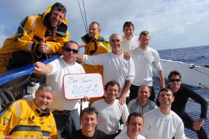 À bord du <i>Maxi Trimaran Banque Populaire V</i> les voeux de Bonne Année 2012 de l\'équipage : Loïck ; Ronan ; Juan ; Kevin ; Yvan ; Fred ; Florent ; Jean-Bapt ; Thierry (les 2) ; Manu ; Pym ; Xavier ; Brian. Photo reçue ce soir à 22 h 38.