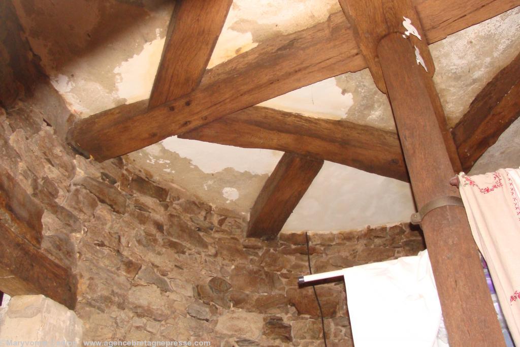 Visite de l’intérieur. La charpente en haut de la tour. Manoir de La Hélardière Donges. Sept. 2008. haut tour Visite de l’intérieur. La charpente en haut de la tour. Manoir de La Hélardière Donges. Sept. 2008. haut tour