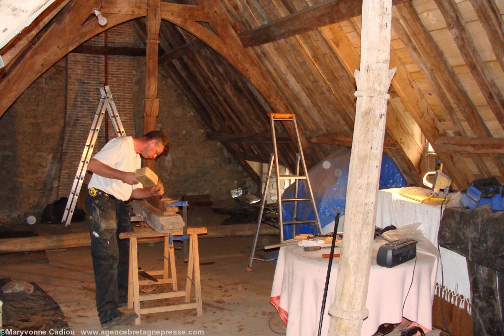 Visite de l’intérieur. Manoir de La Hélardière Donges. Sept. 2008. Le menuisier ébéniste sculpteur à l’oeuvre sur une pièce de charpente. Visite de l’intérieur. Manoir de La Hélardière Donges. Sept. 2008. Le menuisier ébéniste sculpteur à l’oeuvre sur une pièce de charpente.