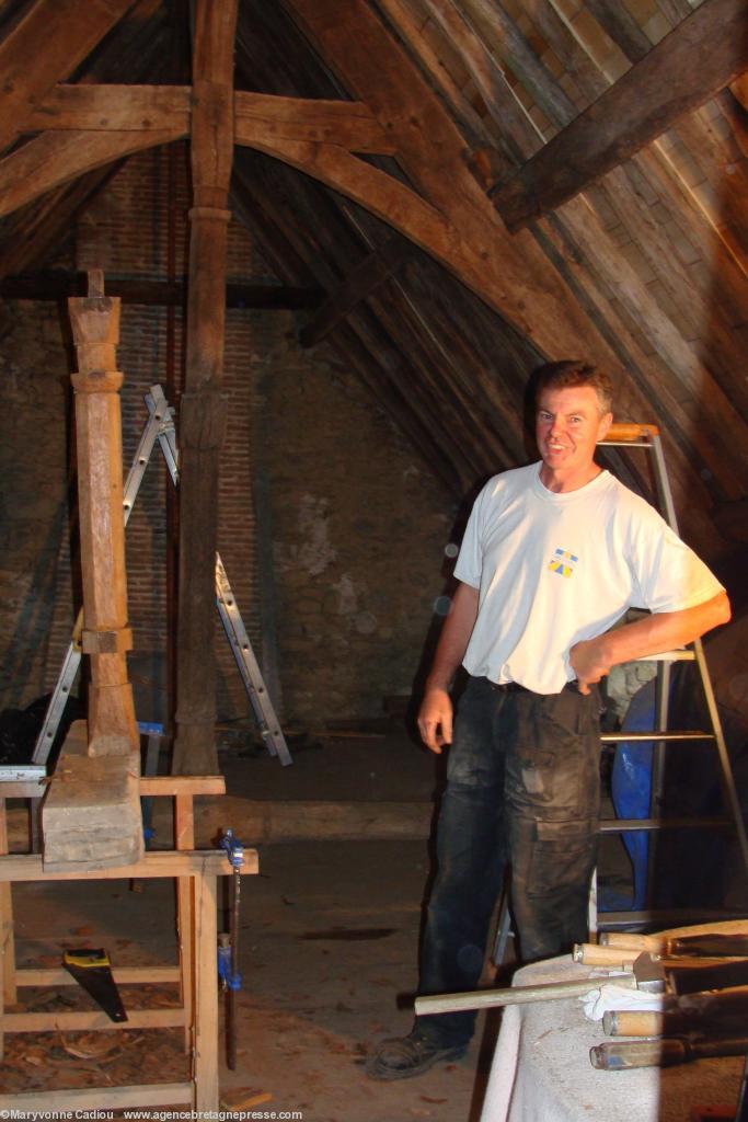 Visite de l’intérieur. Le menuisier ébéniste sculpteur à l’oeuvre. Manoir de La Hélardière Donges. Sept. 2008. Visite de l’intérieur. Le menuisier ébéniste sculpteur à l’oeuvre. Manoir de La Hélardière Donges. Sept. 2008.