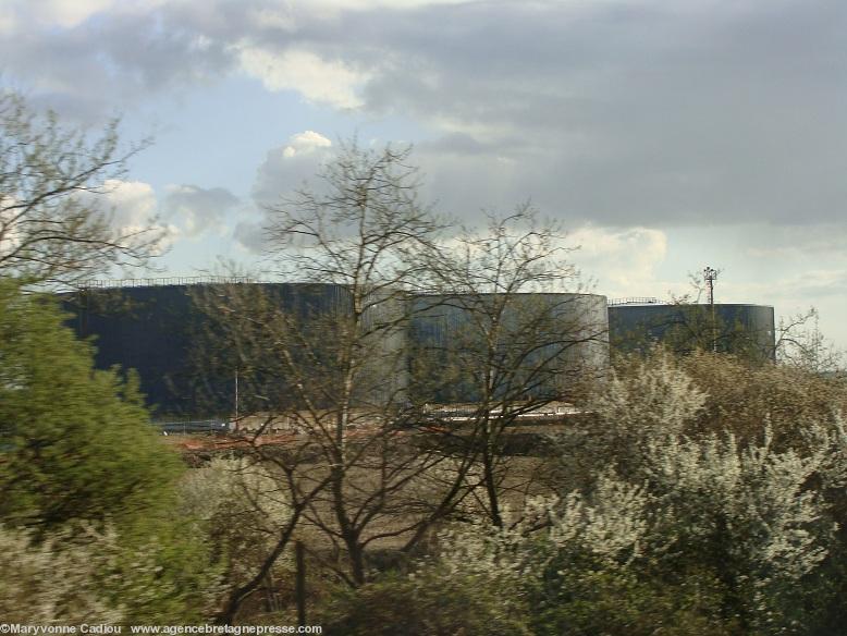 Le manoir de La Hélardière de Donges en cours de restauration entre 2003 et 2008. Photo sur le site de Viviane Perus. Le manoir de La Hélardière de Donges en cours de restauration entre 2003 et 2008. Photo sur le site de Viviane Perus.