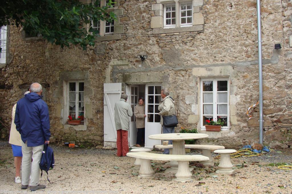 Manoir de La Hélardière Donges. Côté jardin et parc. Et quand on sort les réservoirs <i>Total</i> de pétrole brut sont très proches. Manoir de La Hélardière Donges. Côté jardin et parc. Et quand on sort les réservoirs <i>Total</i> de pétrole brut sont très proches.