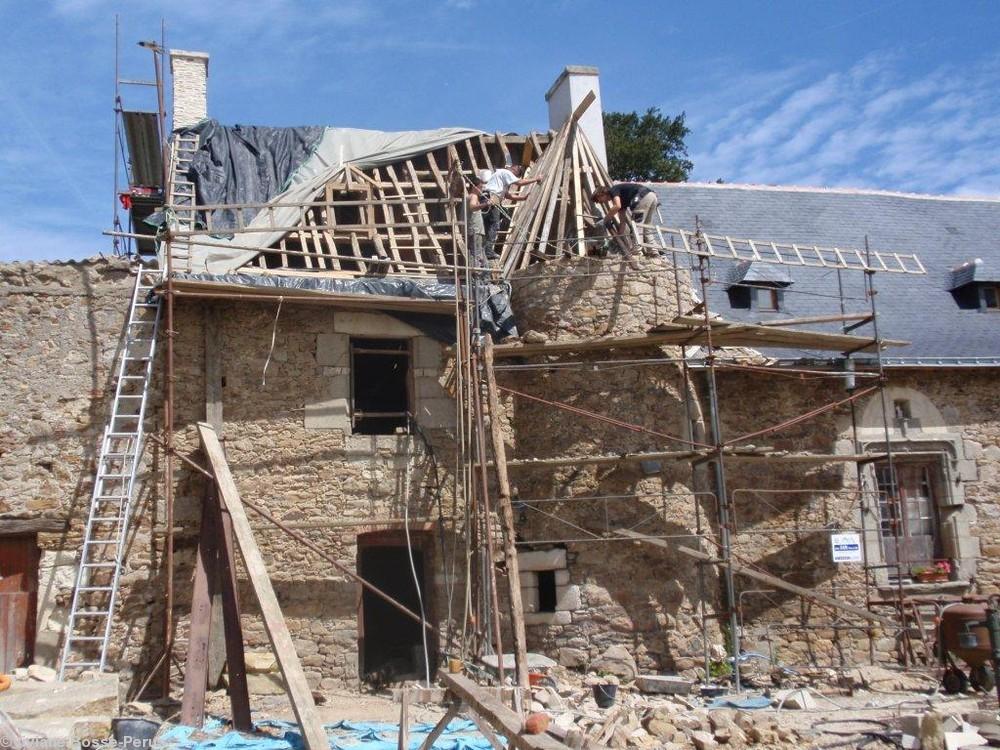 En face du manoir de La Hélardière de Donges les réservoirs de la raffinerie de pétrole <i>Total</i>. 5 septembre 2008. En face du manoir de La Hélardière de Donges les réservoirs de la raffinerie de pétrole <i>Total</i>. 5 septembre 2008.