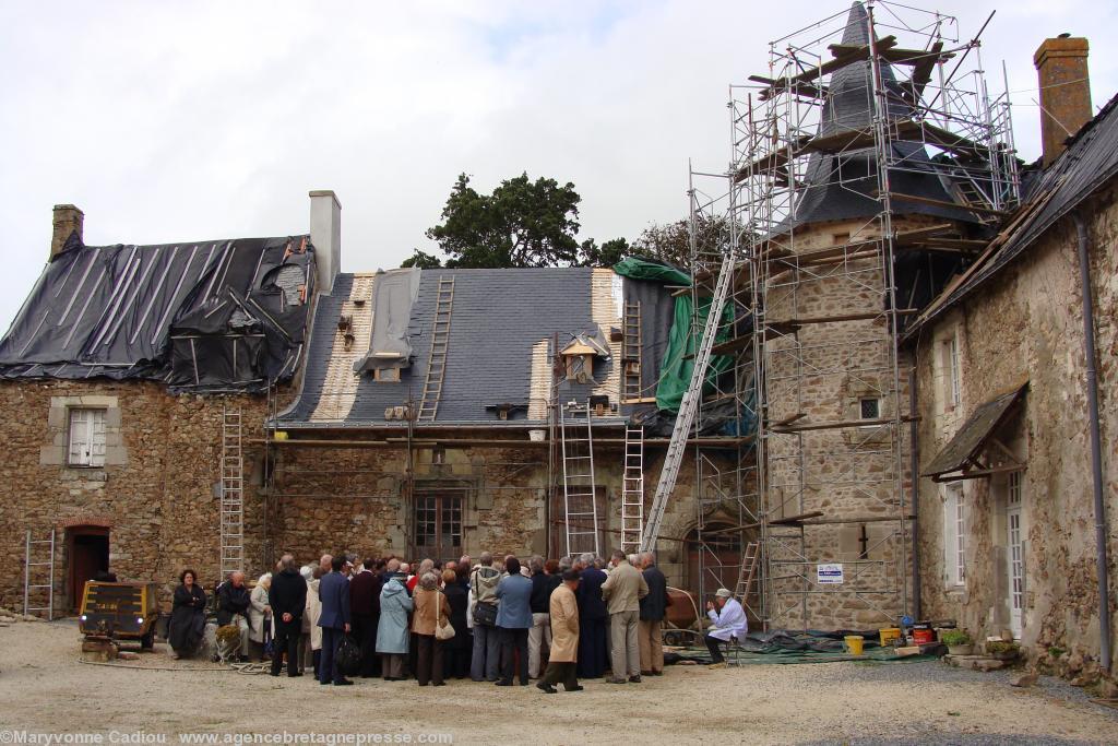 Donges. Le manoir de La Hélardière le 5 septembre 2008. Vue dans la cour. Donges. Le manoir de La Hélardière le 5 septembre 2008. Vue dans la cour.