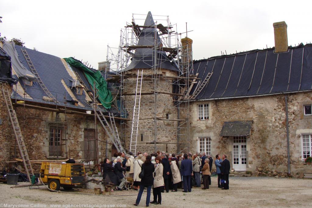 Donges. Le manoir de La Hélardière le 5 septembre 2008. Vue dans la cour. Donges. Le manoir de La Hélardière le 5 septembre 2008. Vue dans la cour.