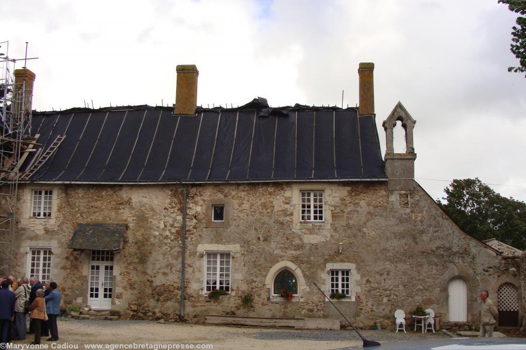 Donges. Le manoir de La Hélardière le 5 septembre 2008. Vue dans la cour. À droite la chapelle. Donges. Le manoir de La Hélardière le 5 septembre 2008. Vue dans la cour. À droite la chapelle.