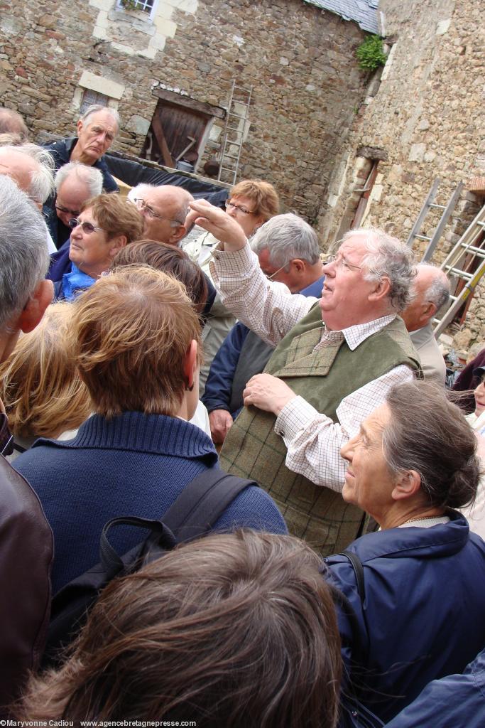 Gwyn Meirion-Jones spécialiste gallois des manoirs bretons explique les travaux aux membres du Congrès de la Fédération des Sociétés d’Histoire et d’Archéologie de Bretagne tenu à Saint-Nazaire les 4-6 sept. 2008. Gwyn Meirion-Jones spécialiste gallois des manoirs bretons explique les travaux aux membres du Congrès de la Fédération des Sociétés d’Histoire et d’Archéologie de Bretagne tenu à Saint-Nazaire les 4-6 sept. 2008.