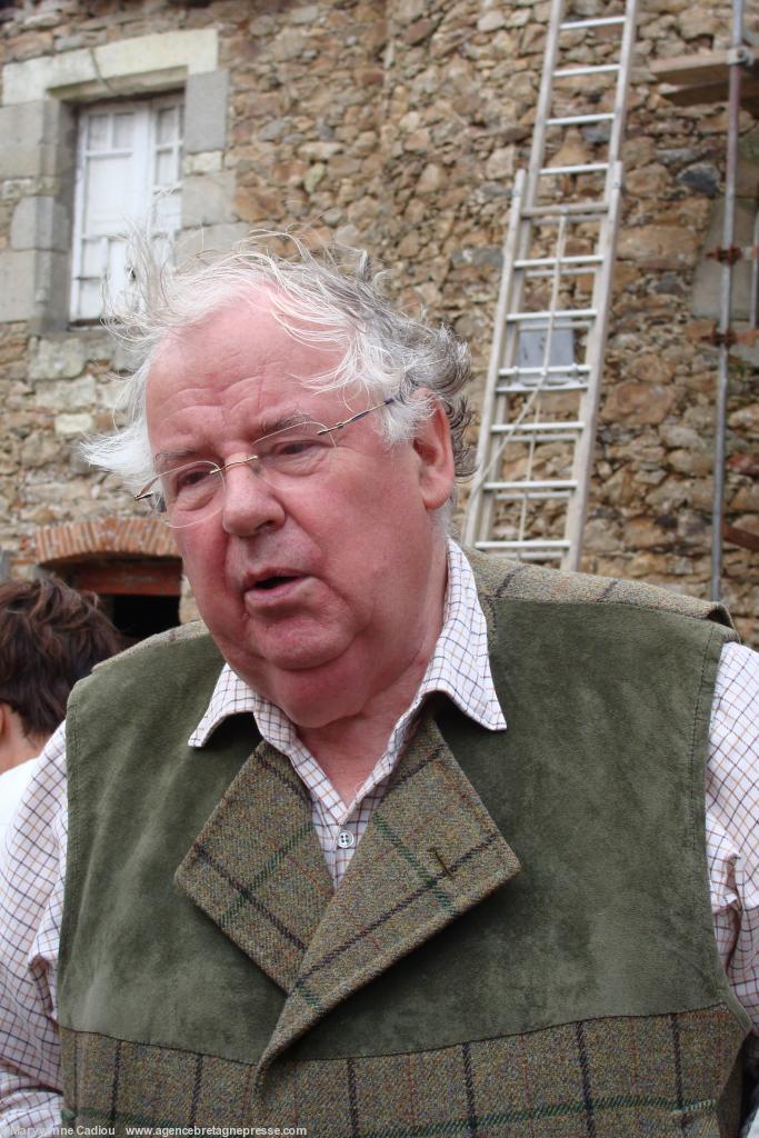 Vue du puits et de la pompe dans la cour. Bien entourés pendant la restauration du manoir de La Hélardière. Donges. Vue du puits et de la pompe dans la cour. Bien entourés pendant la restauration du manoir de La Hélardière. Donges.