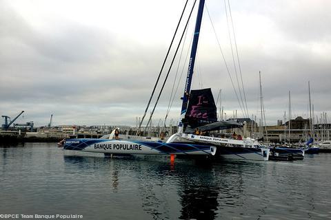Le maxi trimaran amarré à Brest va partir pour Lorient son port d\'attache dimanche matin.