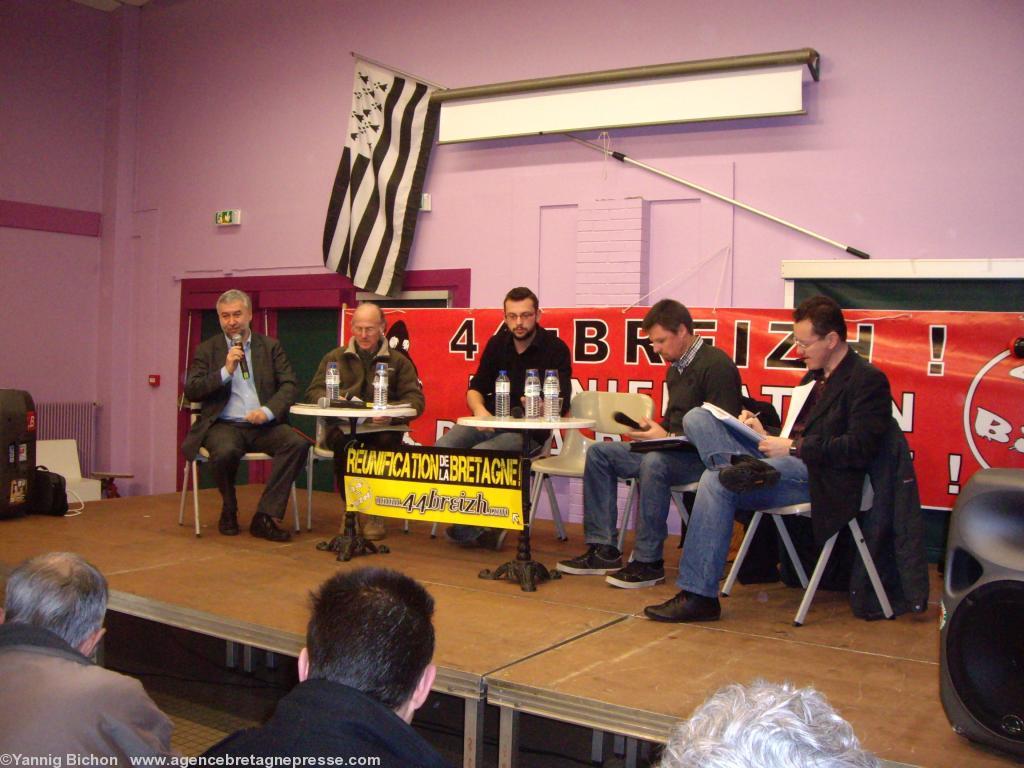 Table ronde à Saint-Herblain sur la réunification de la Bretagne. Table ronde à Saint-Herblain sur la réunification de la Bretagne.