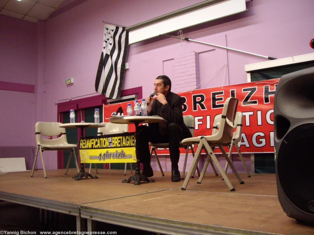 Jean Ollivro fait une magistrale analyse de l\'état de l\'opinion bretonne et les enjeux économiques sociétaux culturels et environnementaux de la réunification de la Bretagne en préambule à la table ronde. Jean Ollivro fait une magistrale analyse de l\'état de l\'opinion bretonne et les enjeux économiques sociétaux culturels et environnementaux de la réunification de la Bretagne en préambule à la table ronde.