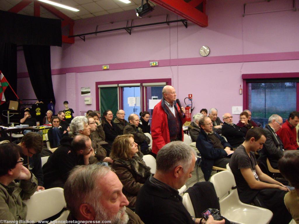 Table ronde à Saint-Herblain sur la réunification de la Bretagne. Intervention de Yves Lainé. Table ronde à Saint-Herblain sur la réunification de la Bretagne. Intervention de Yves Lainé.