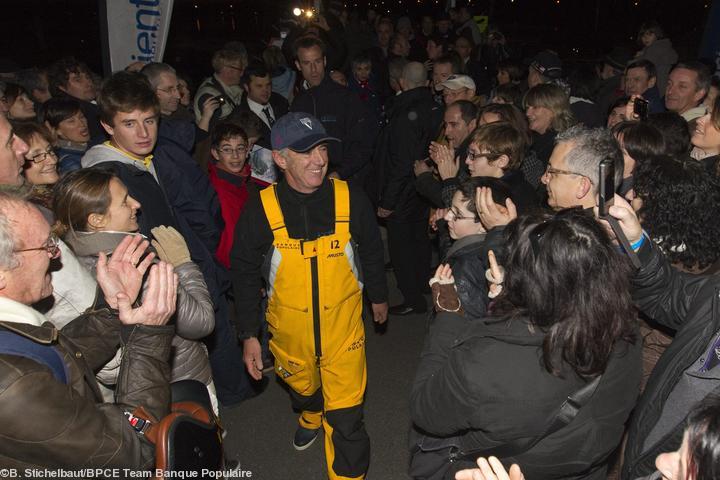 Loïck Peyron acclamé par le public à Lorient ce dimanche soir 8 décembre après la victoire de l\'équipe dans le Trophée Jules Verne 2011-2012.