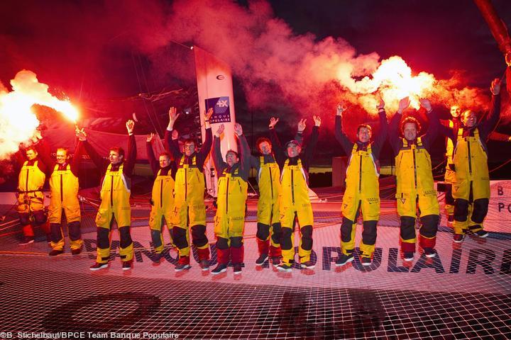 À Lorient aussi des feux de Bengale ce dimanche soir 8 décembre après la victoire de l\\\'équipe dans le Trophée Jules Verne 2011-2012.