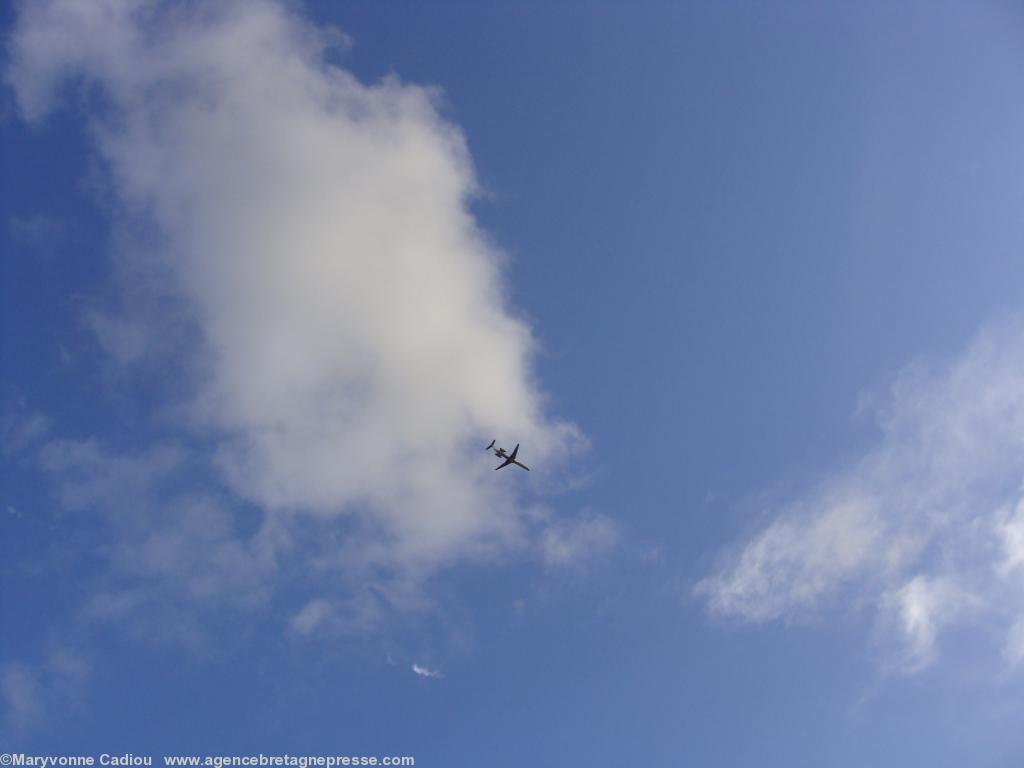 5 septembre 2011 à 19 h 19. Bien que l\'avion ressemble à celui de la photo 2 ce n\'est pas le même dix minutes plus tard !
