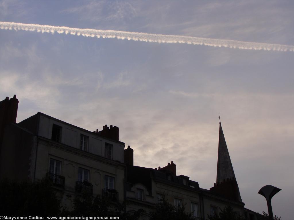 11 septembre 2011 à 20 h 11. La trainée de vapeur au dessus du clocher de Saint-Nicolas.