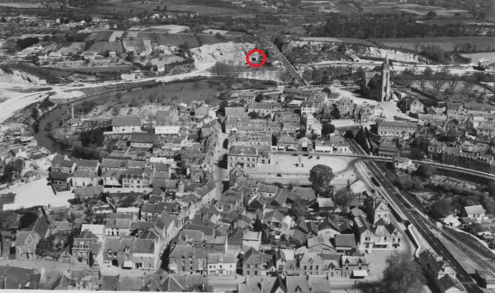 Vue aérienne des années 60 : l\'abri est entouré en rouge au nord du bourg. La gare se trouve au premier plan.