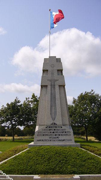 Le monument de la Reddition dans le pré où fut signée la reddition de la Poche de Saint-Nazaire le 11 mai 1945 fin de la 2ème guerre mondiale en Europe.
