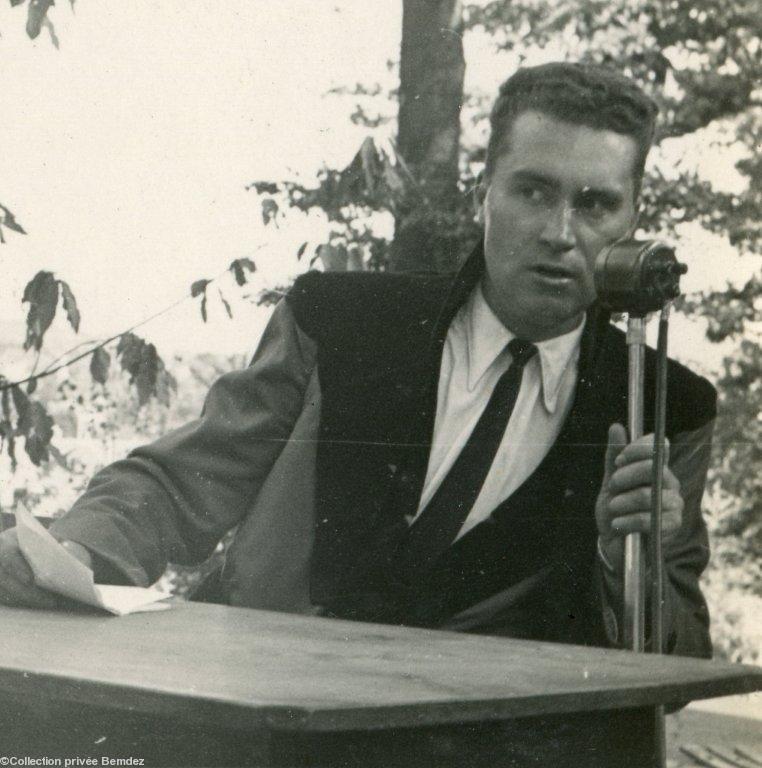 Polig Monjarret présentant une fête dans les années 50.