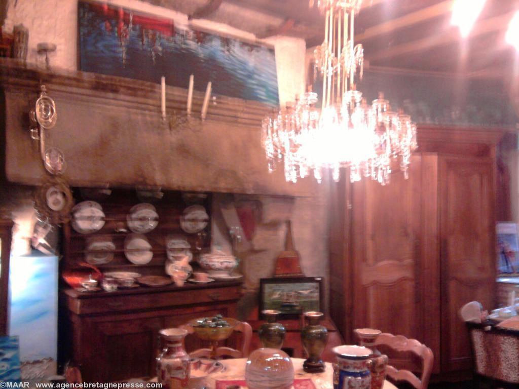 La cheminée et le lustre de baccarat