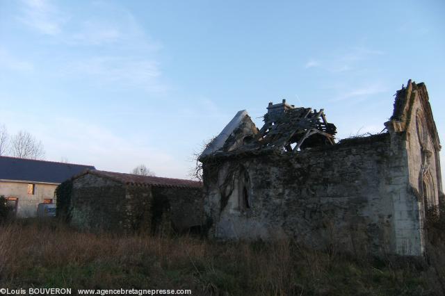 La chapelle à demi-effondrée de l\'ancien château de la Sénéchalais. La chapelle à demi-effondrée de l\'ancien château de la Sénéchalais.