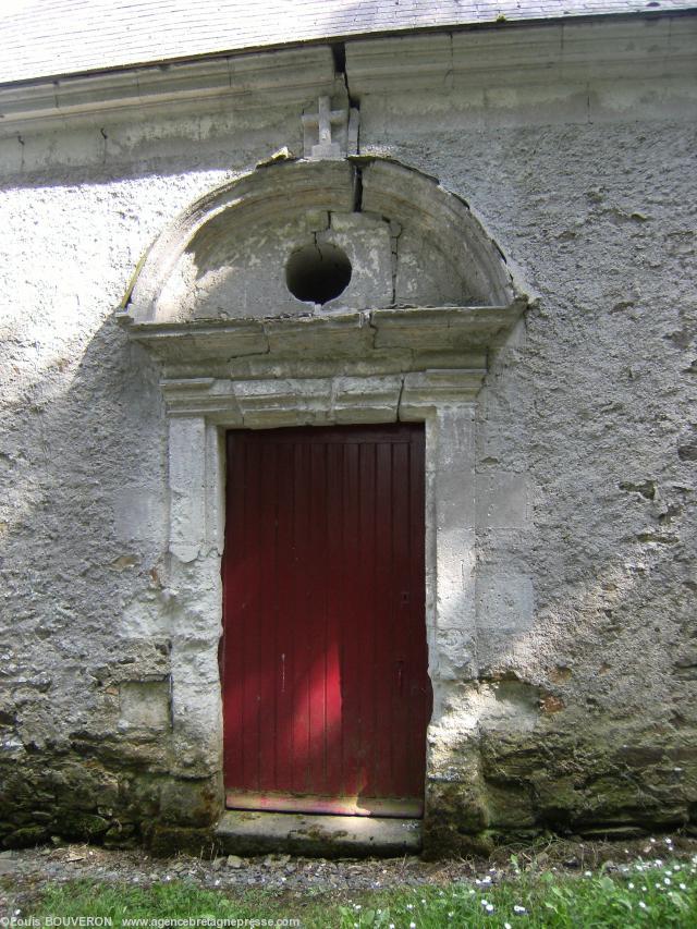 Devant la maison des Vignerons indépendants des Pays de Loire la chapelle de la Frémoire se fissure jusqu\'à tomber de vétusté. Devant la maison des Vignerons indépendants des Pays de Loire la chapelle de la Frémoire se fissure jusqu\'à tomber de vétusté.