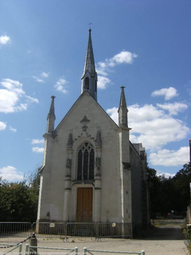 Chapelle Sainte-Anne à Casson : le type même de la chapelle du XIXe qui accuse son âge et son tuffeau de mauvaise qualité Chapelle Sainte-Anne à Casson : le type même de la chapelle du XIXe qui accuse son âge et son tuffeau de mauvaise qualité