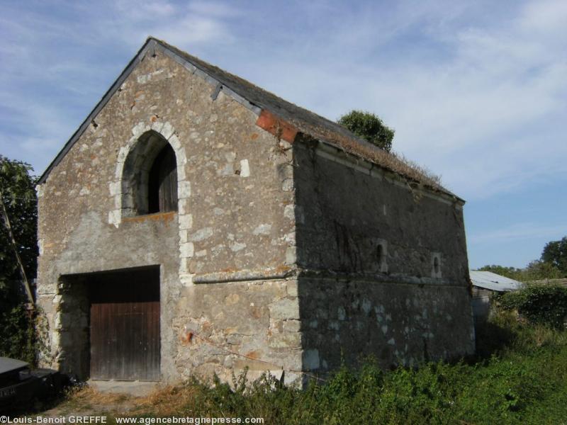 Chapelle du Fresne d\'Appé à la Chapelle-Launay : convertie sans ménagement en grange. Chapelle du Fresne d\'Appé à la Chapelle-Launay : convertie sans ménagement en grange.