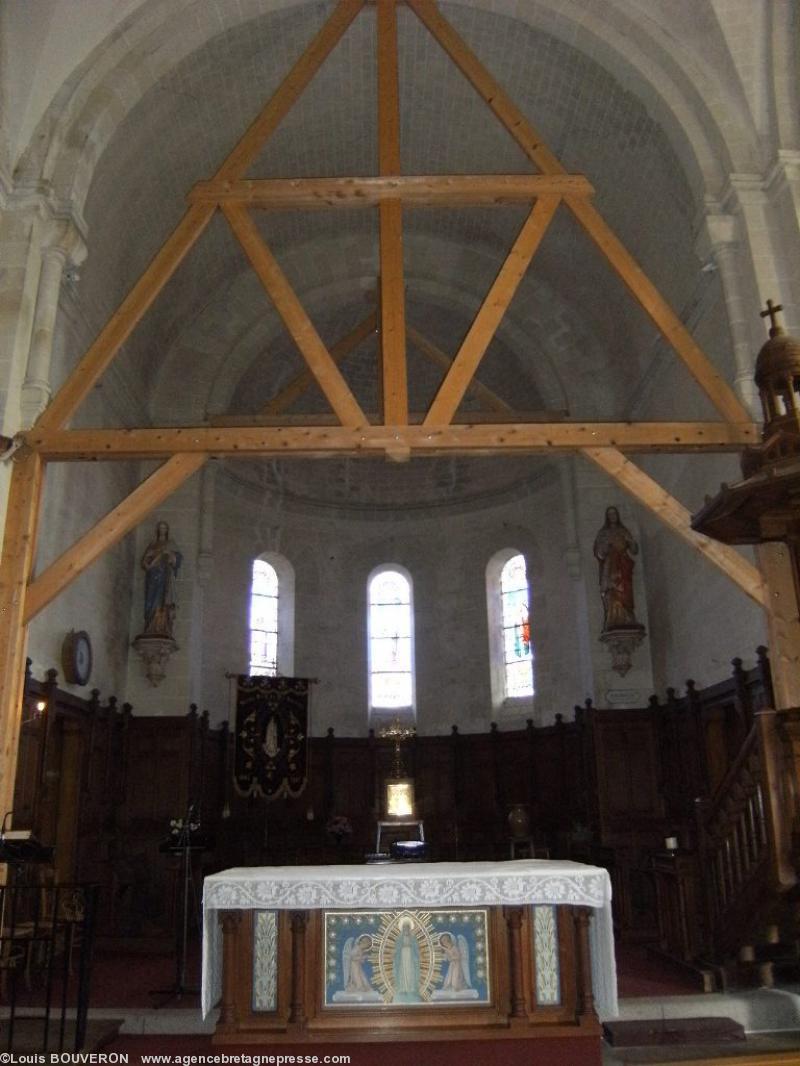 L\'église de Pompas dont les voûtes sont étayées : l\'instabilité du terrain et la construction au rabais peuvent avoir raison des églises du XIXe. L\'église de Pompas dont les voûtes sont étayées : l\'instabilité du terrain et la construction au rabais peuvent avoir raison des églises du XIXe.