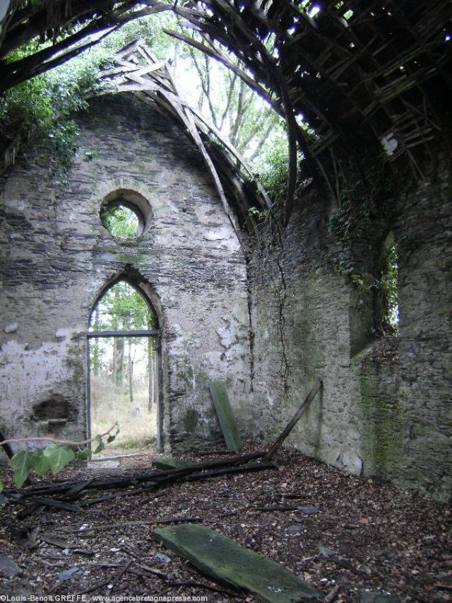 La chapelle de Monpaix à Issé est en train de tomber en ruines dans l\'indiffèrence. La chapelle de Monpaix à Issé est en train de tomber en ruines dans l\'indiffèrence.