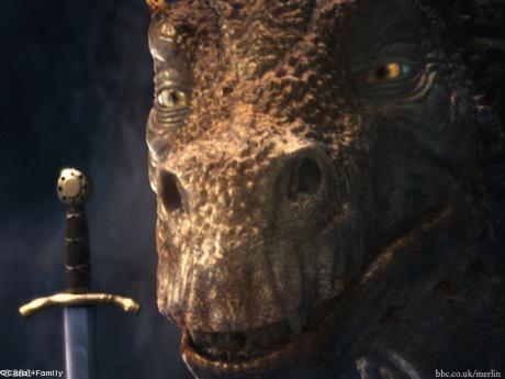Le dragon Kilgharrah qui durant toute la série protège et conseille Merlin et dont la voix en anglais est interprétée par le célèbre acteur John Hurt.