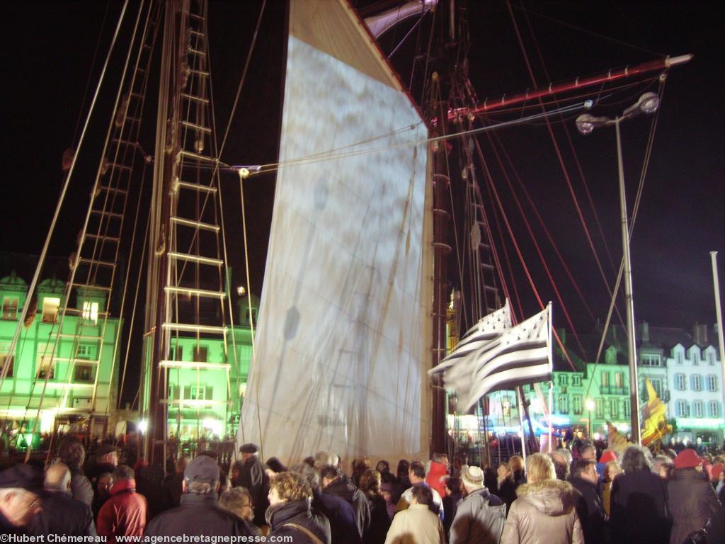 Émission Thalassa au Croisic le 20 janvier 2012. La foule devant le <i>Bel Espoir</i> du Père Jaouen venu de l\'Aber Wrac\'h en Finistère. Le bateau sert de studio pour l\'émission.