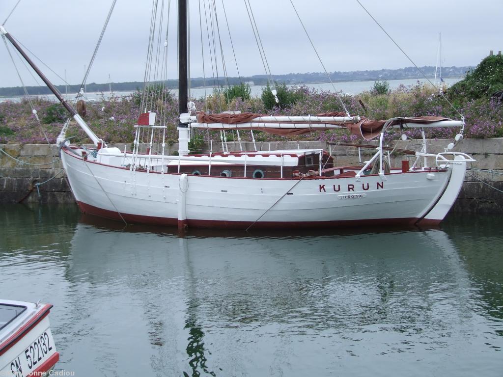 Le <i>Kurun</i> de Jacques-Yves Le Toumelin est sur béquilles dans le port du Croisic quand il ne navigue pas avec l\'association qui l\'entretient.
