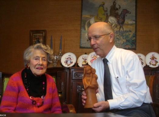 Madame Isabelle Delecourt artiste peintre céramiste et Bernard Le Floc'h premier vice-président de l'Institut Culturel de Bretagne avec une <b>Vierge à l'enfant</b> (terre cuite ; collection de l'artiste).