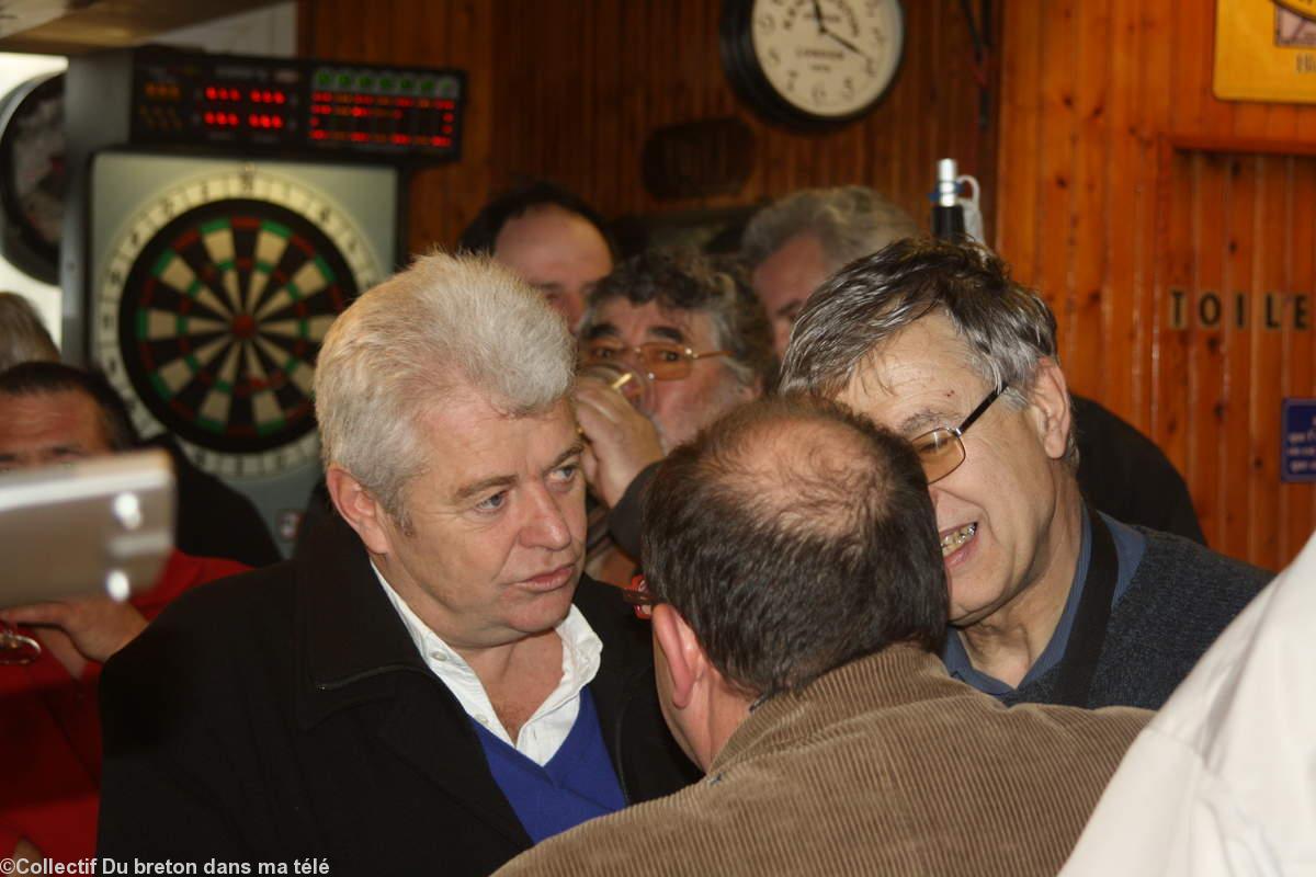 Le Nazairien Philippe Grosvalet au café de la Marine de Saint-Nazaire pour l\'émission <i>Prizioù</i> de 2011.