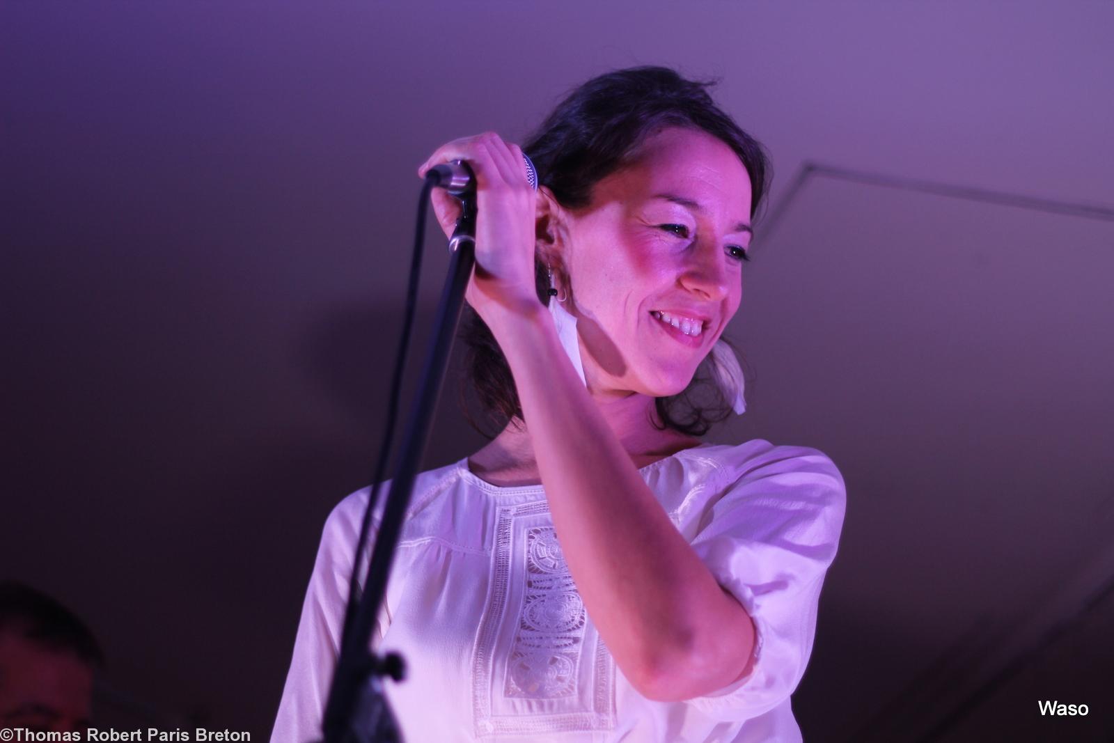 Gwennyn lors de son concert à la soirée Paris Breton