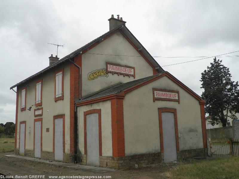 Le bâtiment voyageurs (BV) de PAIMBOEUF SNCF - à l\'abandon. Le bâtiment voyageurs (BV) de PAIMBOEUF SNCF - à l\'abandon.